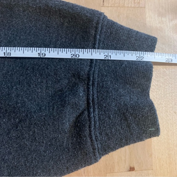 hoodie with hidden beverage pouch - Picture 7 of 12